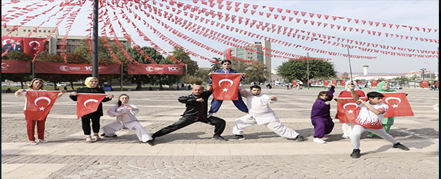 Gaziantep'te sporcular, "Cumhuriyet'in 100. yılı" gösterisi yaptı
