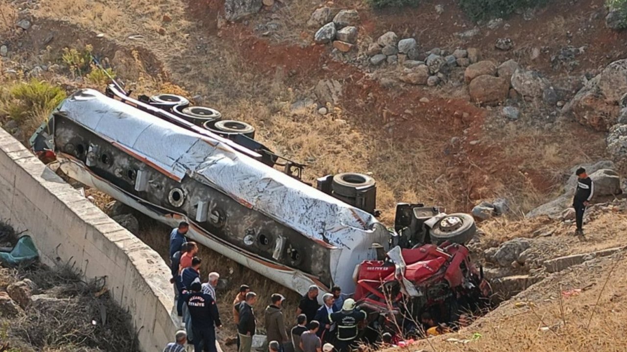 Gaziantep'te  Freni PATLAYAN tanker ŞAROMPOLE DEVRİLDİ! Devrilen tankerin sürücüsü yaralandı