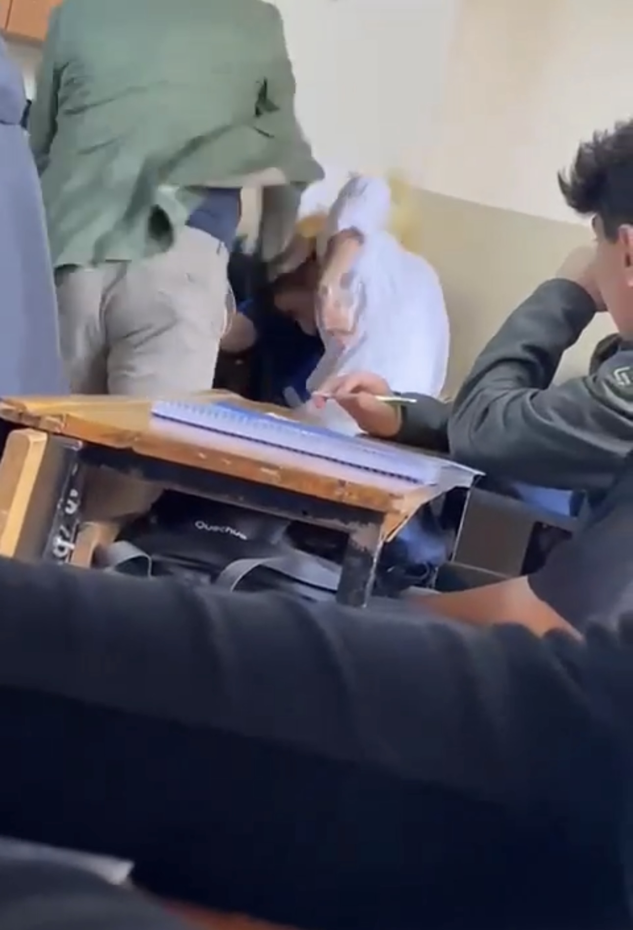 Öğretmen öğrencisini kitapla dövdü