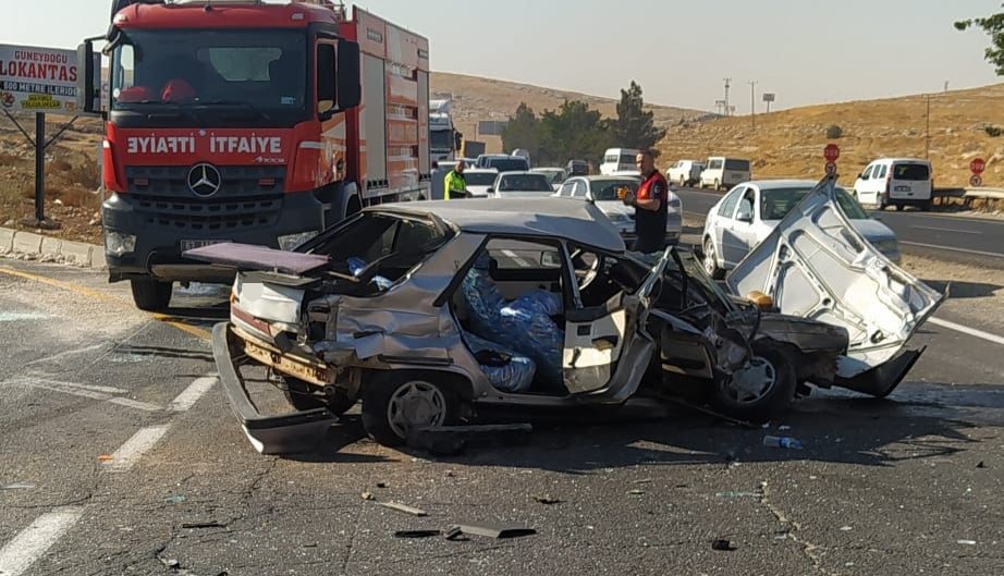 Şanlıurfa-Gaziantep karayolunda trafik kazası! Kamyonet ile otomobilin çarpıştığı kazada 5 kişi yaralandı