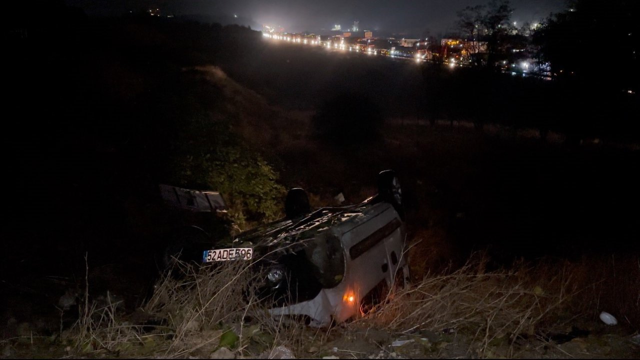 Gaziantep'te Feci Kaza! Gaziantep’te otomobil şarampole yuvarlandı: 3’ü ağır 5 yaralı