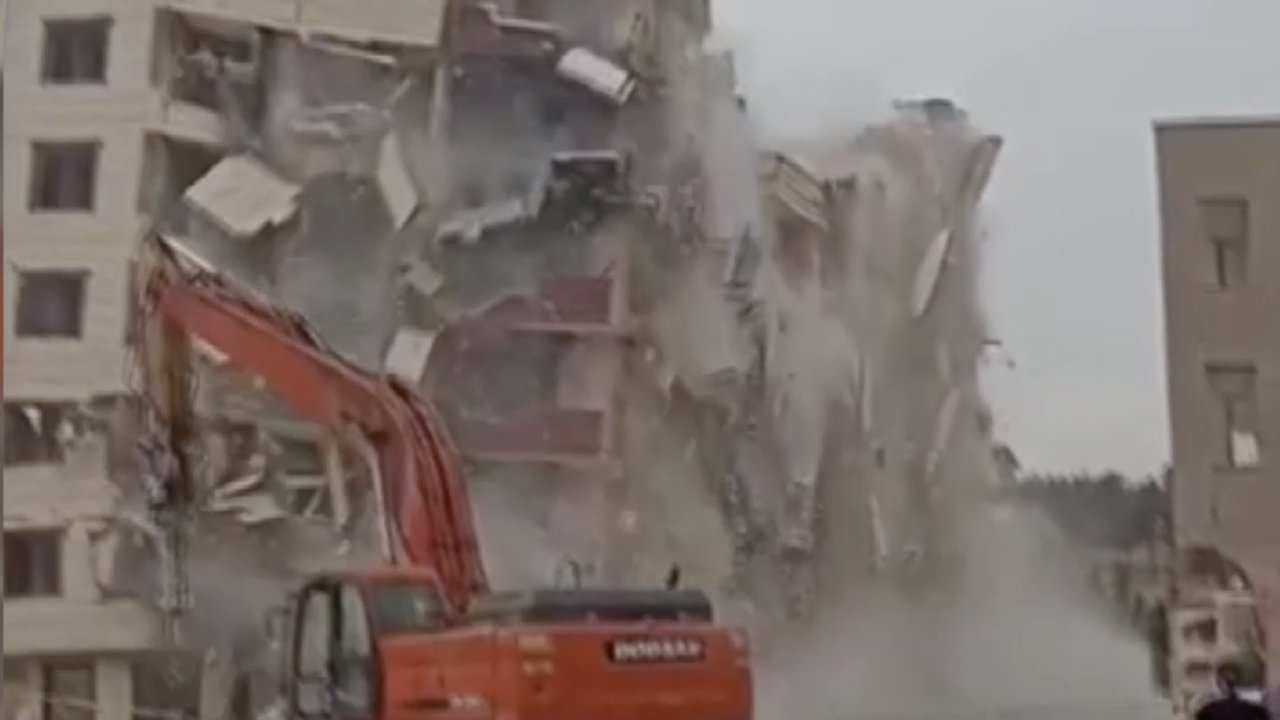 Gaziantep'te ağır hasarlı binaların yıkımı sürüyor! 7 katlı binanın yıkım anları kameralara yansıdı
