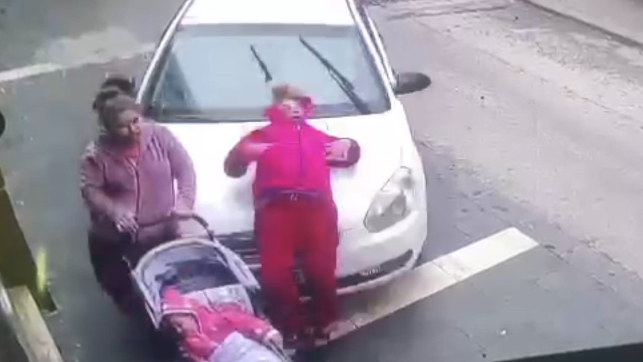 Gaziantep’te kaldırımda yürüyen 2 kadın ile bebeğe araba çarptı