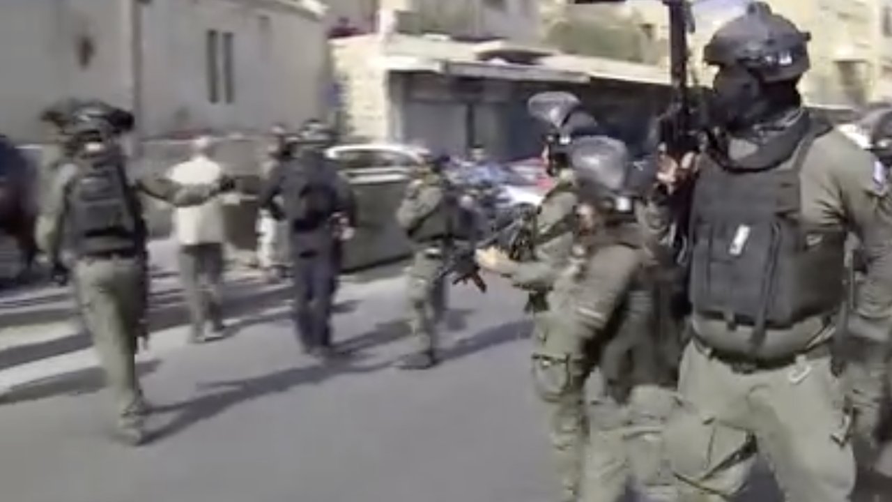 İsrail güçleri TRT ekibine saldırdı, kamerayı kırdı