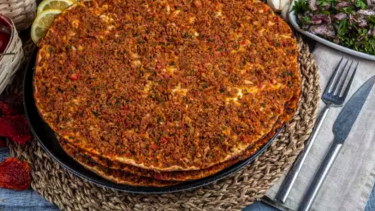 Gaziantep'te Fırında Lahmacun  4 TL'ye Pişiriliyor! Evde Daha Ucuza Nasıl Antep Lahmacunu Yapılır?