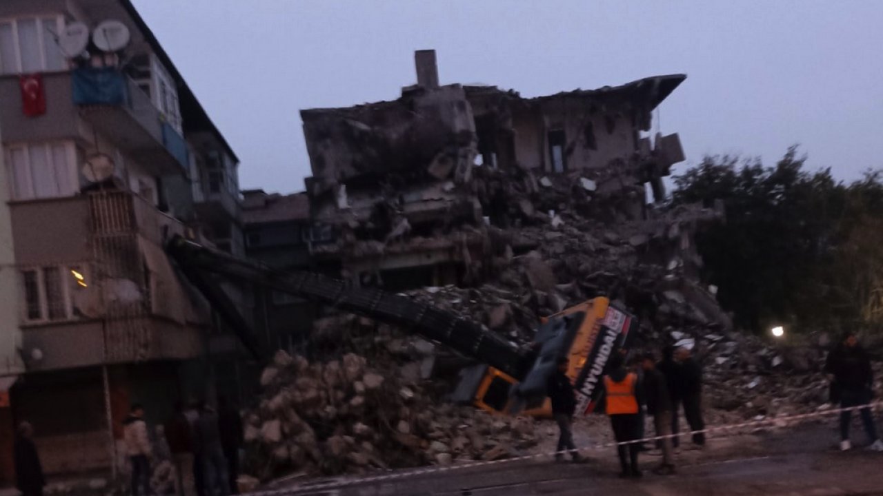 Gaziantep'te Ağır Hasarlı Bina Kepçenin Üzerine Yıkıldı. Kepçe ise yandaki sağlam binanın üstüne  yıkıldı