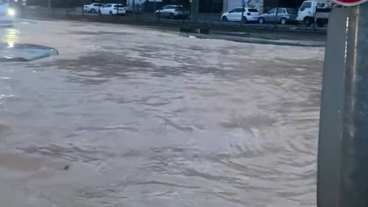Gaziantep'e Yağmur Yağdı! Yollar Göle Döndü... Video Haber