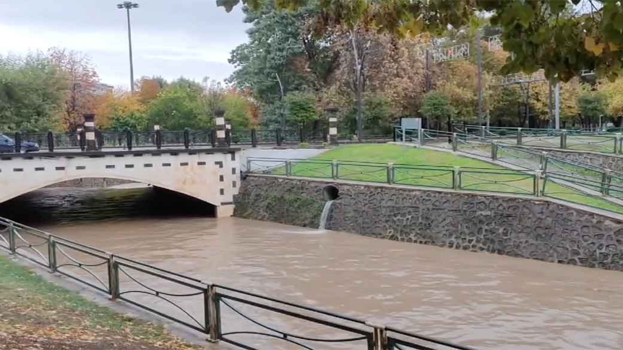 Gaziantep'te Yollar Göle Döndü... Alleben Deresi Taştı! Video Haber