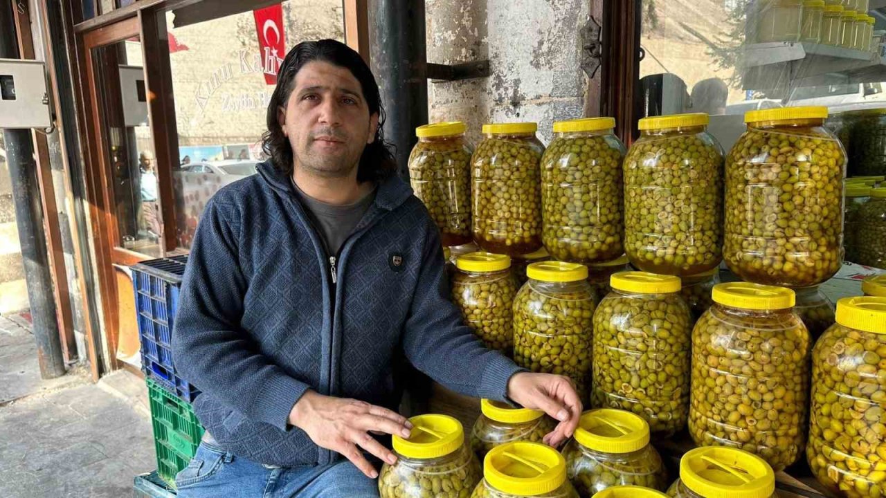 Gaziantepli Pahalı Olsada Vazgeçemiyor! Gaziantep sofrasının vazgeçilmezi kırılmış yeşil zeytin