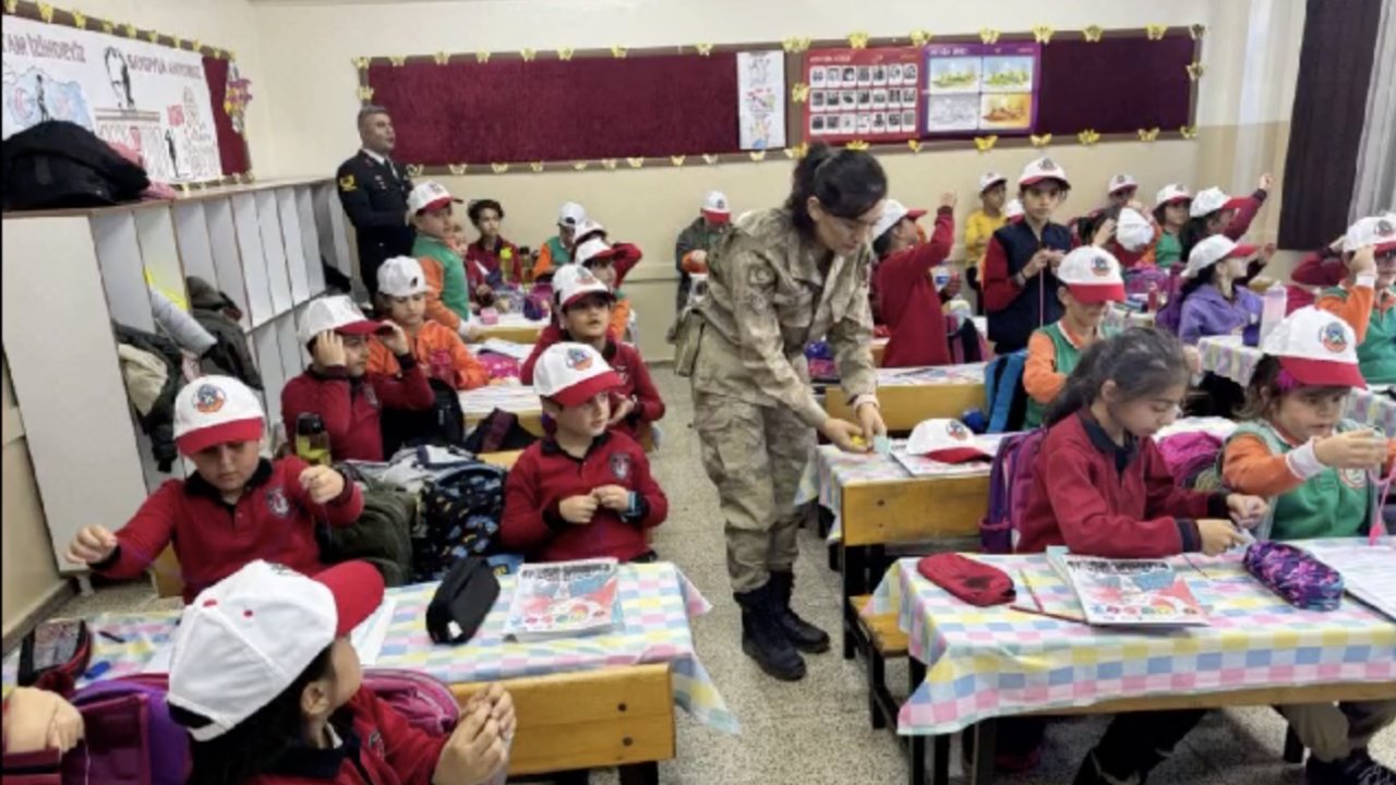 Gaziantep İl Jandarma Komutanlığı ekipleri Dünya Çocuk Hakları Günü'nde çocukları unutmadı