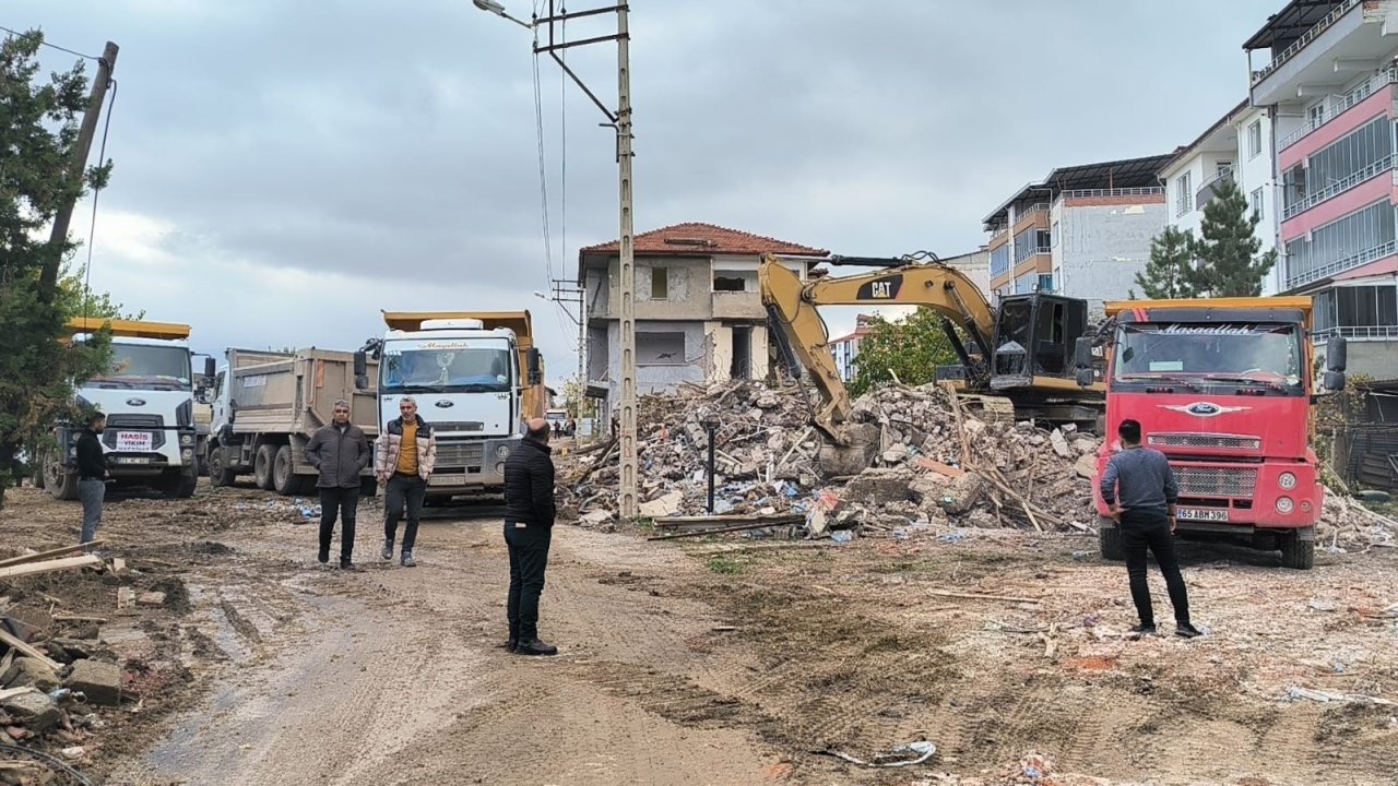 Malatya Doğanşehir’de ağır hasarlı binaların yıkımı sürüyor