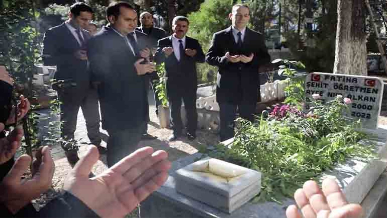 Gaziantep'te teröristlerin saldırısında hayatını kaybeden Ayşenur öğretmen vefatının 1. yılında mezarı başında anıldı