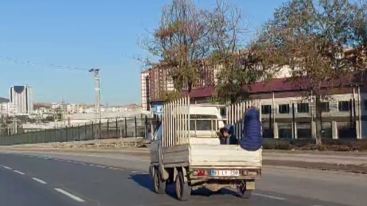 Gaziantep'te kamyonet kasasında 2 çocuğun tehlikeli yolculuğu