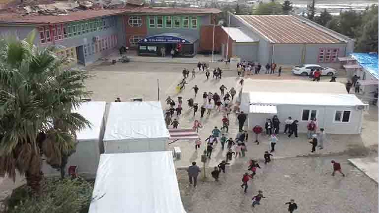 Depremden etkilenen Gaziantep'te 87 konteynerde 153 öğretmen, 2 bin 216 öğrenciyi geleceğe hazırlıyor