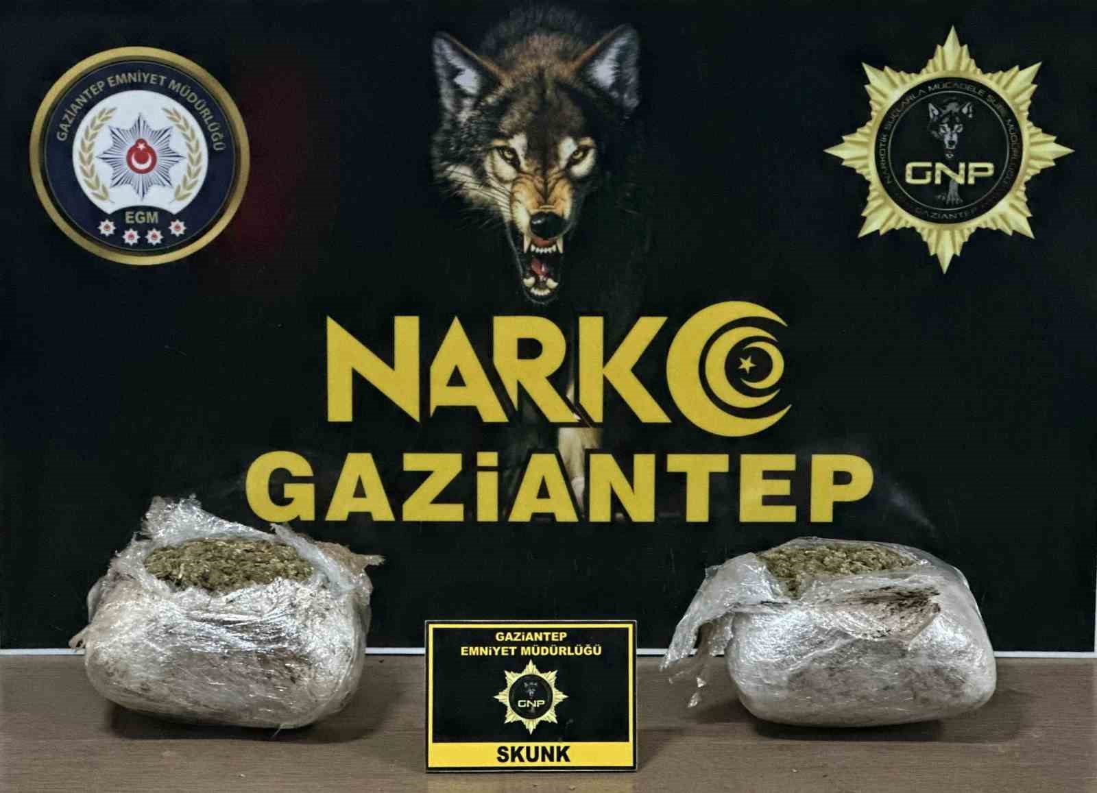 Gaziantep’te şüphe üzerine durdurrulan araçta 1.5 kilogram uyuşturucu ele geçirildi
