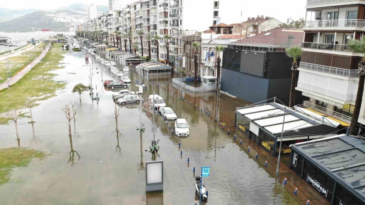 İzmir’de fırtınanın verdiği hasar gün aydınlanınca ortaya çıktı! Gündoğdu Meydanı ve Kordon'daki hasar havadan görüntülendi.