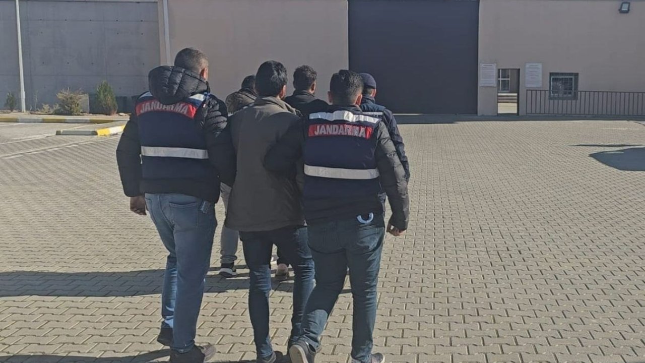 Gaziantep’te durdurulan bir araçta 3 düzensiz göçmen yakalandı, 2 organizatör tutuklandı