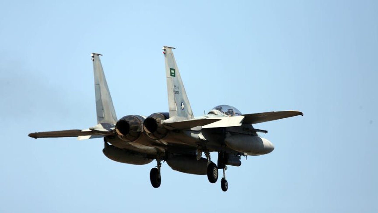 Suudi Arabistan'a ait savaş uçağı düştü: 2 ölü