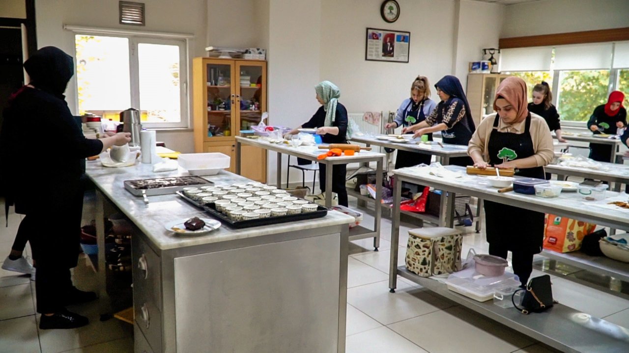 Şehitkamilli kadınlar, pasta yapımının püf noktalarını öğreniyor