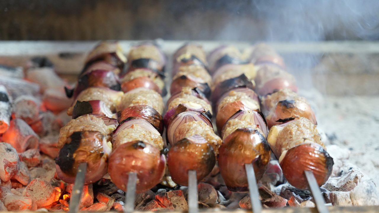 Gaziantep'in eşsiz lezzeti, kış aylarının vazgeçilmezi: Soğan kebabı. Antep usulü soğan kebabı nasıl yapılır, malzemeleri neler?