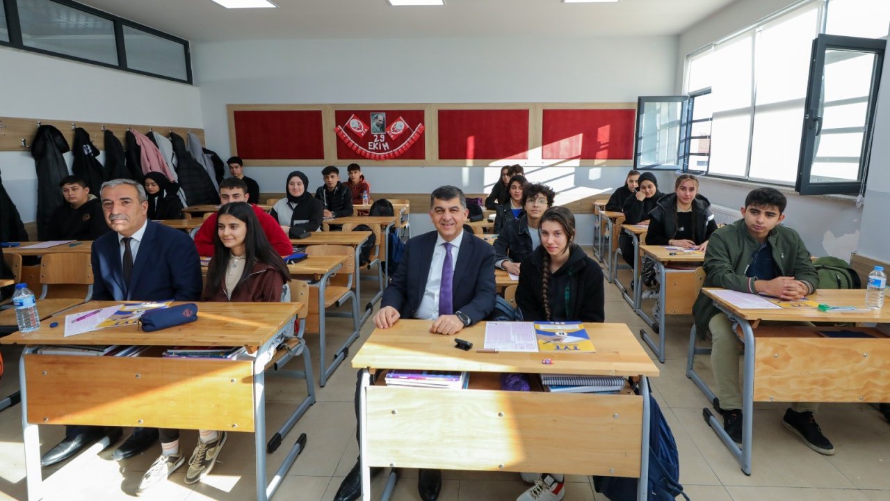 Başkan Fadıloğlu’ndan sınav öncesi ortaokul ve lise öğrencilerine moral ziyareti