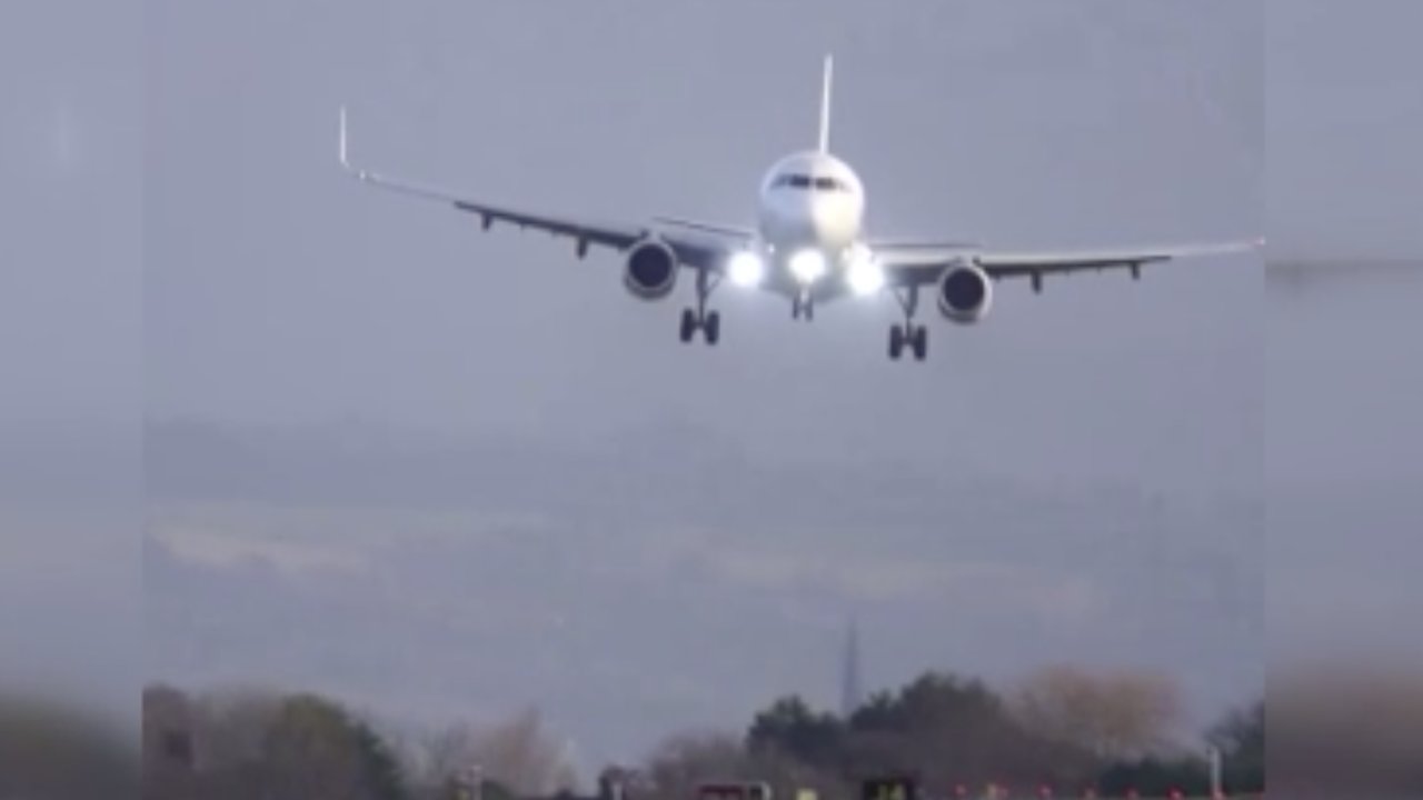 Şiddetli rüzgar, yolcu uçağını savurdu