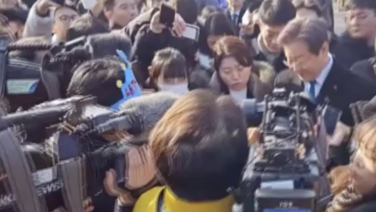 Güney Kore’de ana muhalefet lideri boynundan bıçaklandı