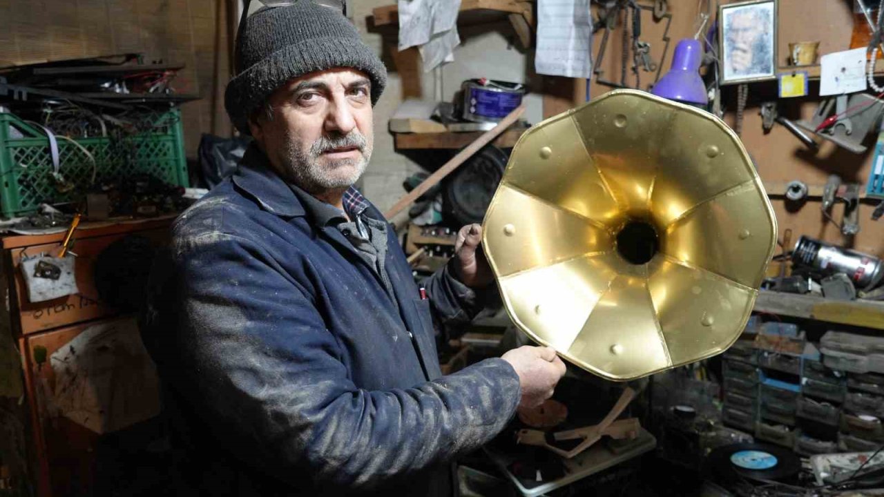Gaziantep'te Tarihi gramafonları tamir ederek eski haline getiriyor