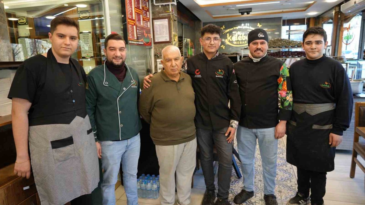 Gaziantep'te 75 yaşındaki Mustafa Dertli 10 torunuyla binlerce kişiyi ağırlıyor