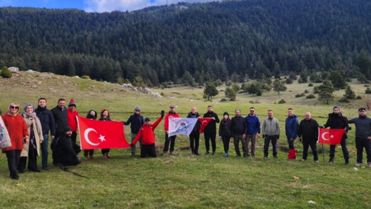 Gaziantepli dağcılar şehitler için Başkonuş Yaylası'nın zirvesine Türk bayrağı astı