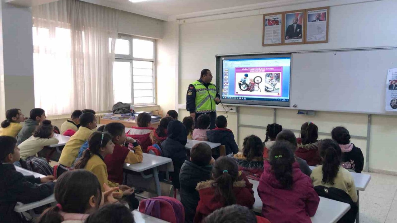 Gaziantep’te jandarma ekipleri öğrencilere trafik eğitimi verdi