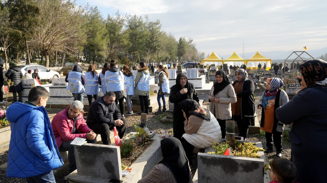 Gaziantep’te deprem mezarlığında duygusal anlar