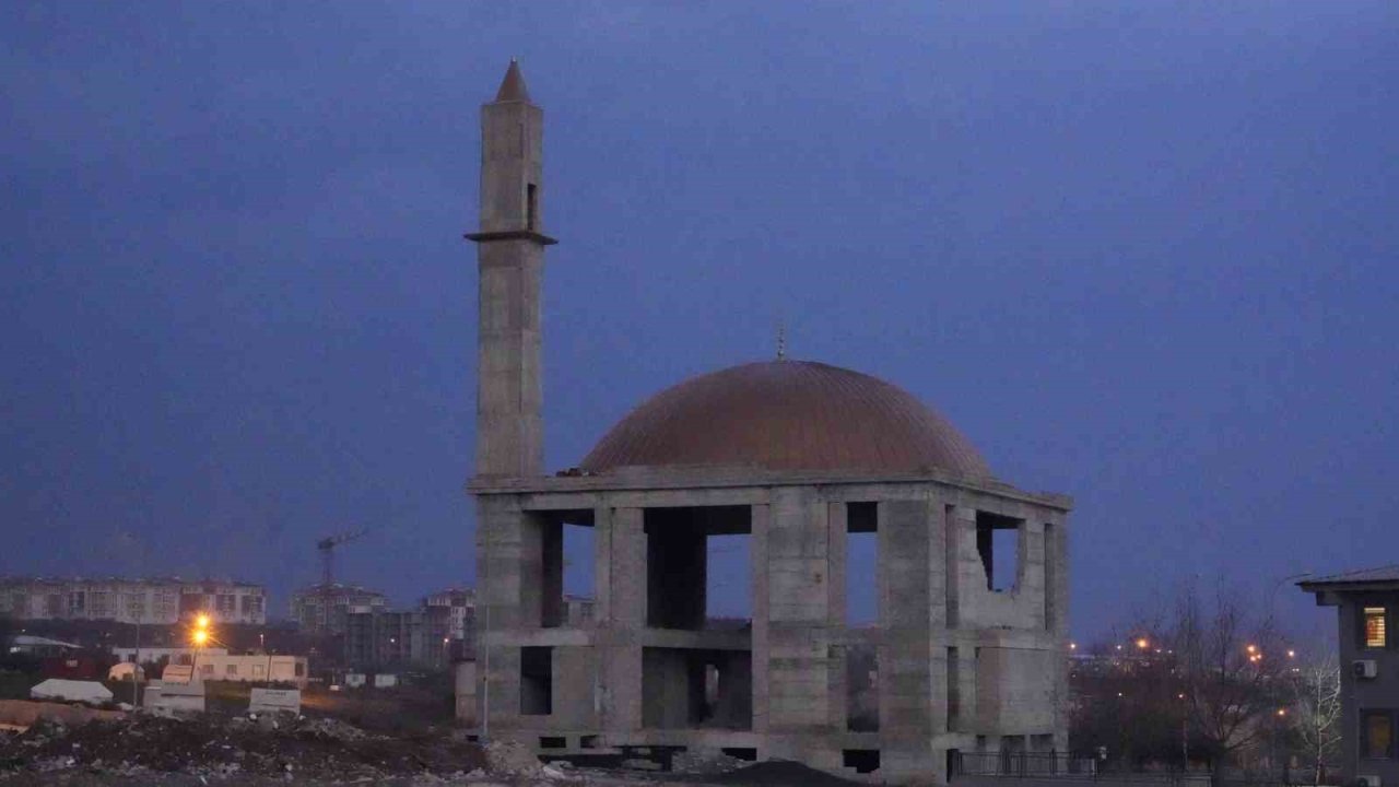 Gaziantep'te depremde yıkılan mahallede cami ayakta kaldı