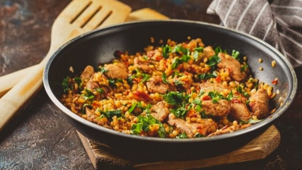 15 Dakikada Akşam Yemeği Mucizesi: Tavuklu Sebzeli Bulgur Pilavı ile Sofralar Şenleniyor!