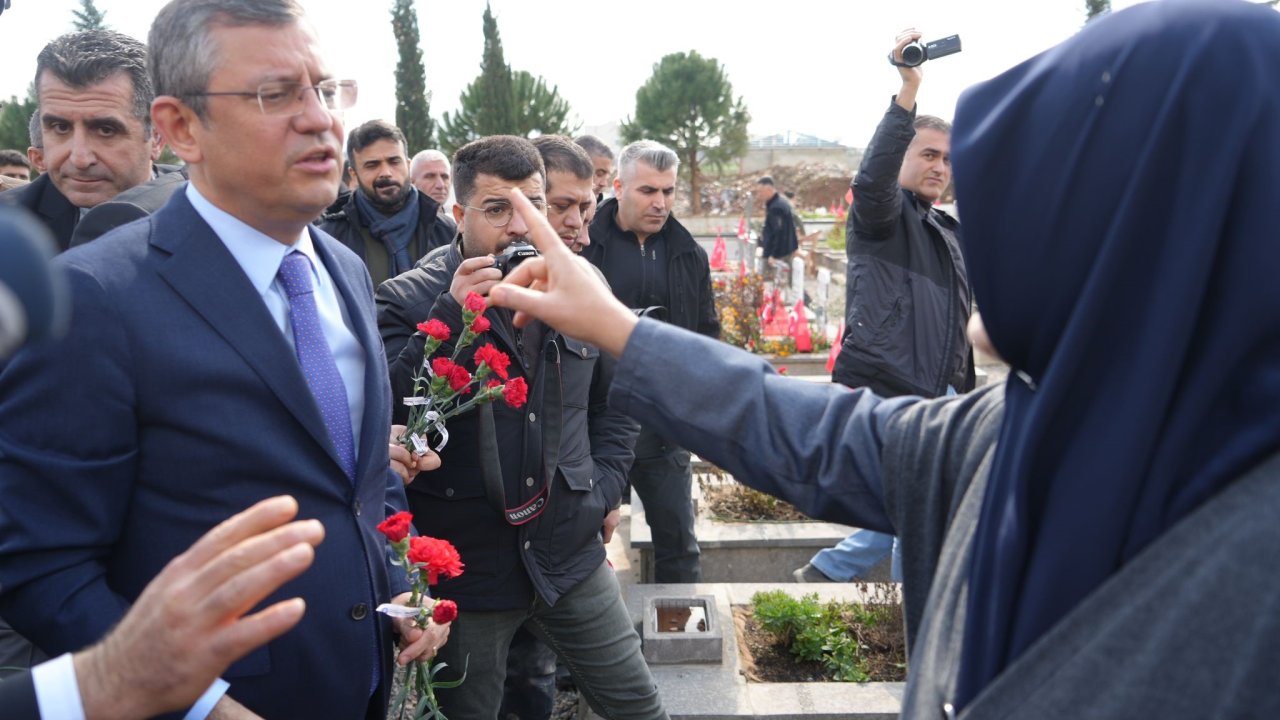 Gaziantep'te deprem şehitliğini ziyaret eden CHP lideri Özgür Özel’e şok tepki