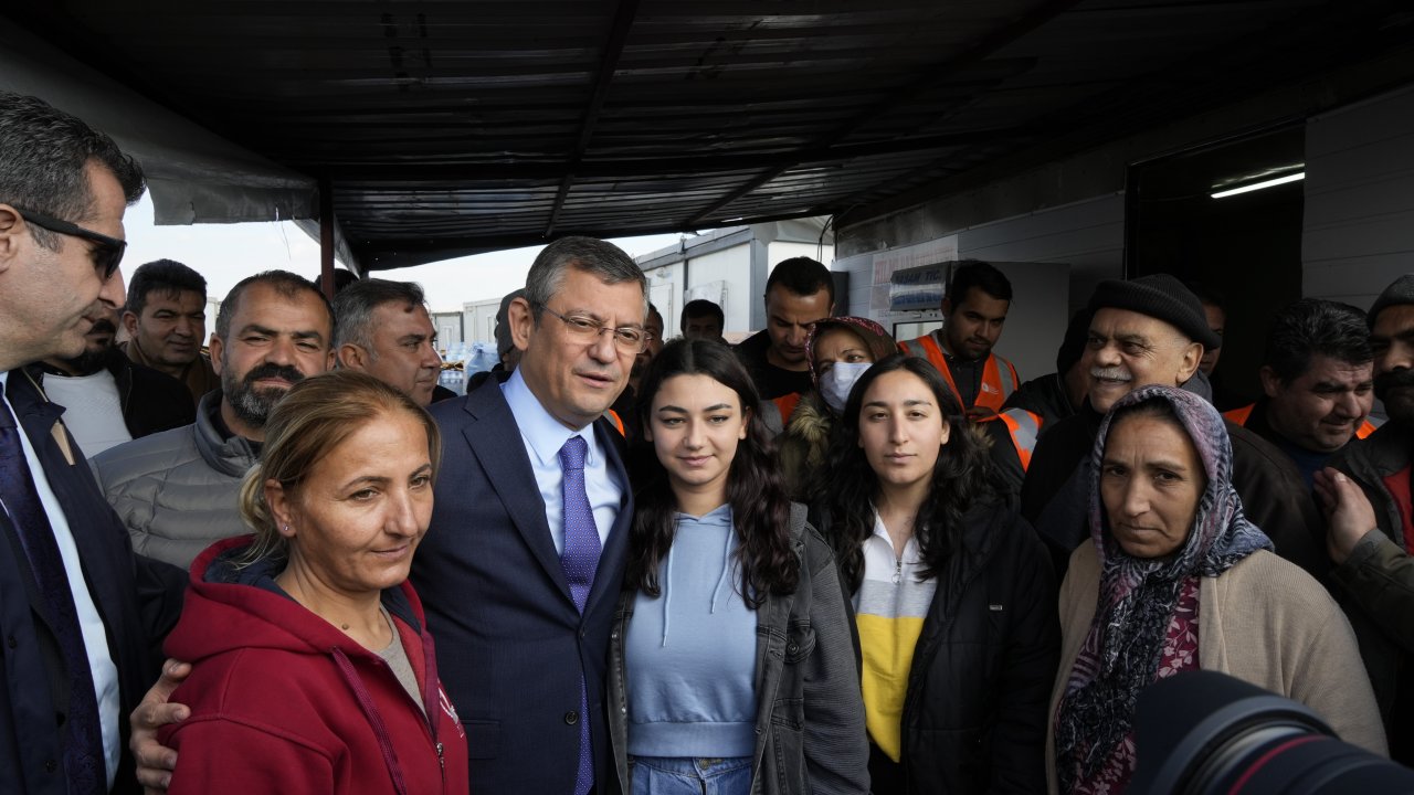 CHP Genel Başkanı Özel Gaziantep'in Nurdağı ilçesinde vatandaşlarla bir araya geldi