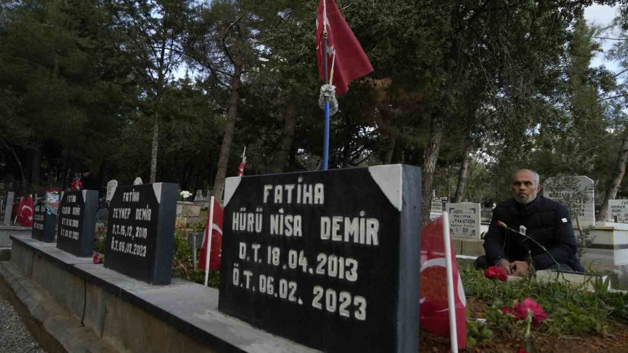 Gaziantep'te Depremde 3 çocuğunu ve eşini kaybeden baba günde iki kez mezarlığa gidiyor