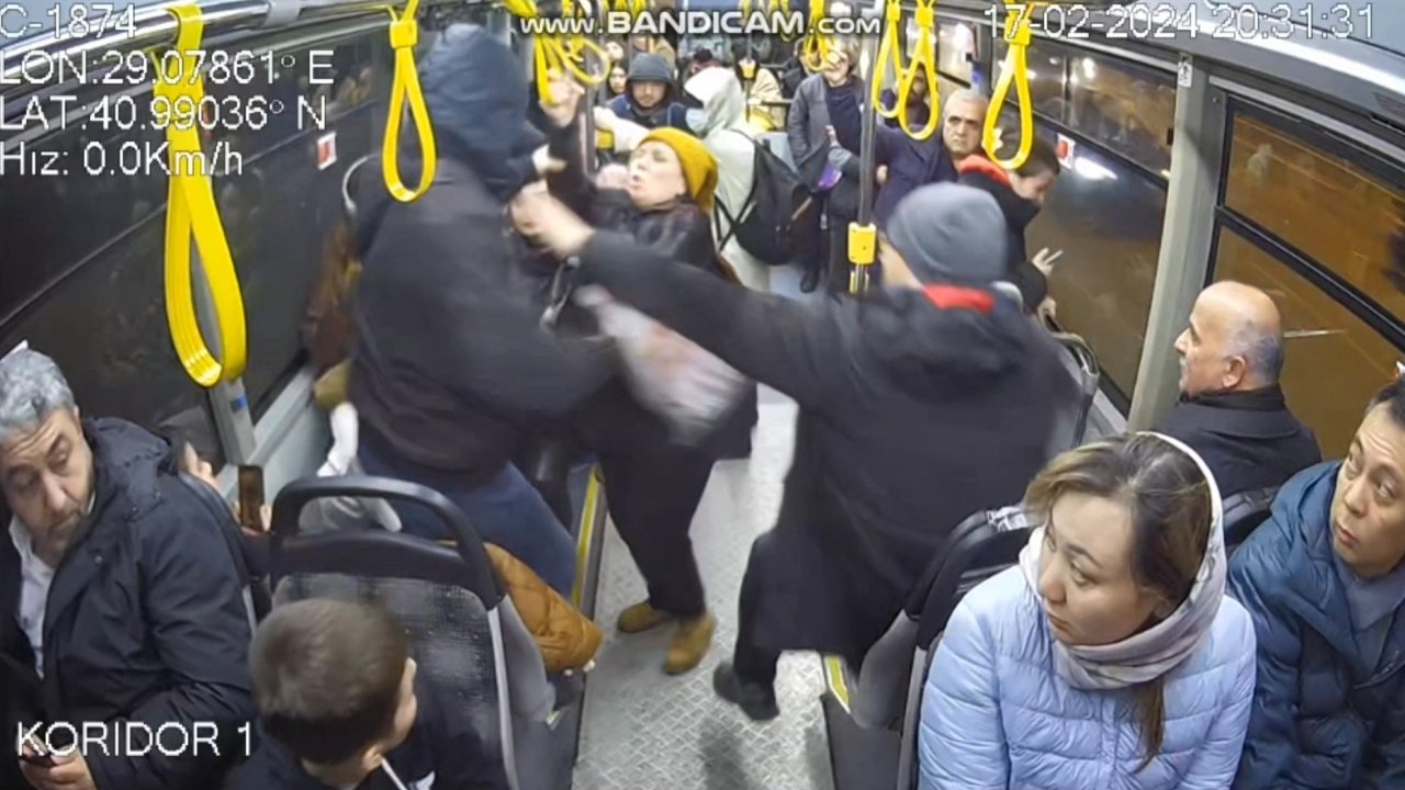 Otobüste yer isteyen kadına yumruklu saldırı