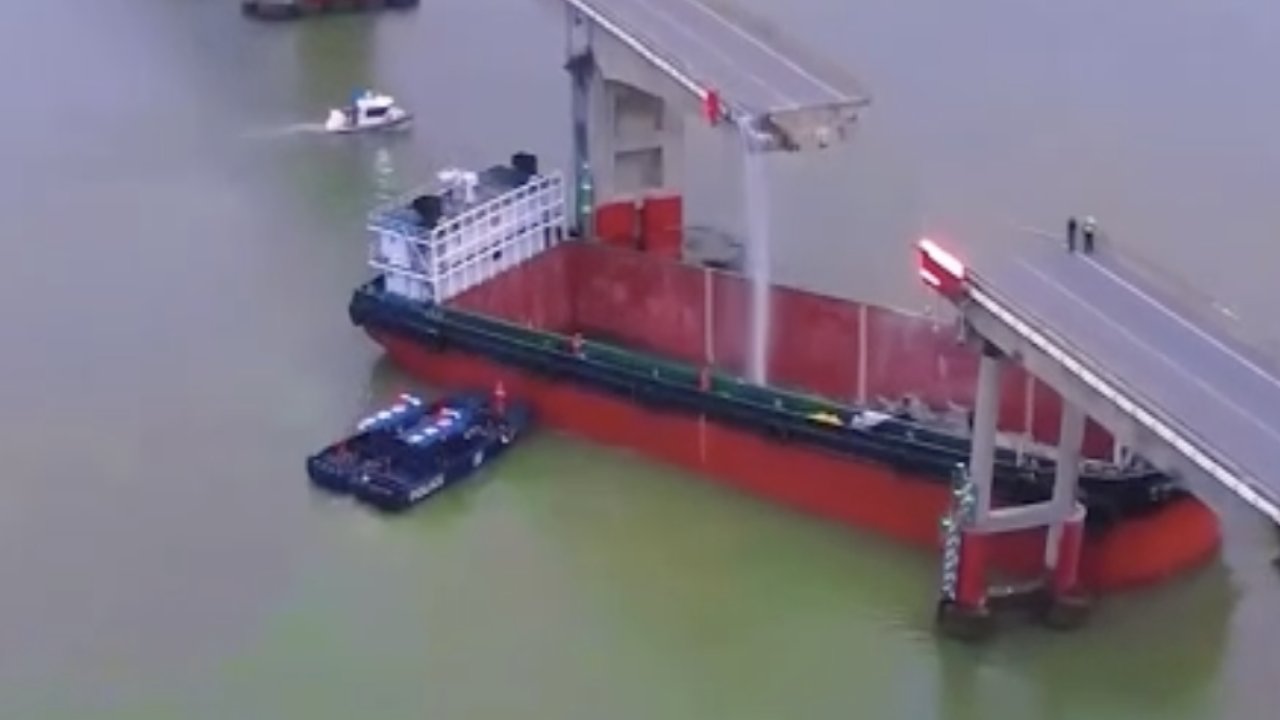 Konteyner gemisi köprüye çarptı, araçlar suya düştü