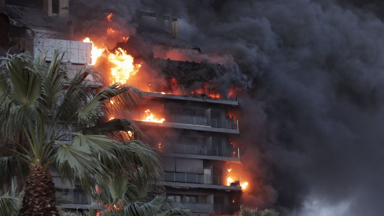 14 katlı binada çıkan yangında ölenlerin sayısı 9’a yükseldi