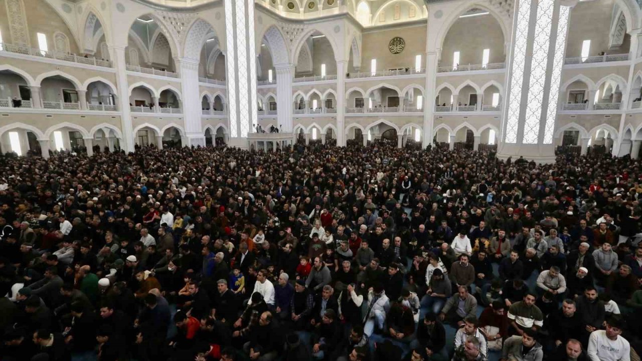 GAZİANTEP'İN DEV CAMİSİ DOLDU TAŞTI! Berat Kandili’nde Şahinbey Millet Camii doldu taştı