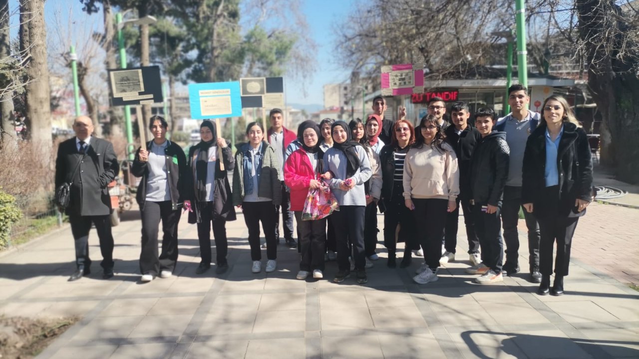 Gaziantep’te öğrenciler "nezaket gönüllüsü" oldu