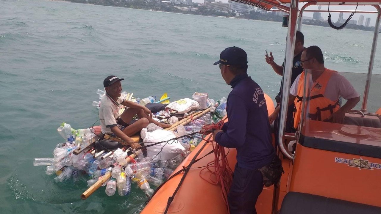 Pet şişelerden yaptığı botla denize açılan adam mahsur kaldı