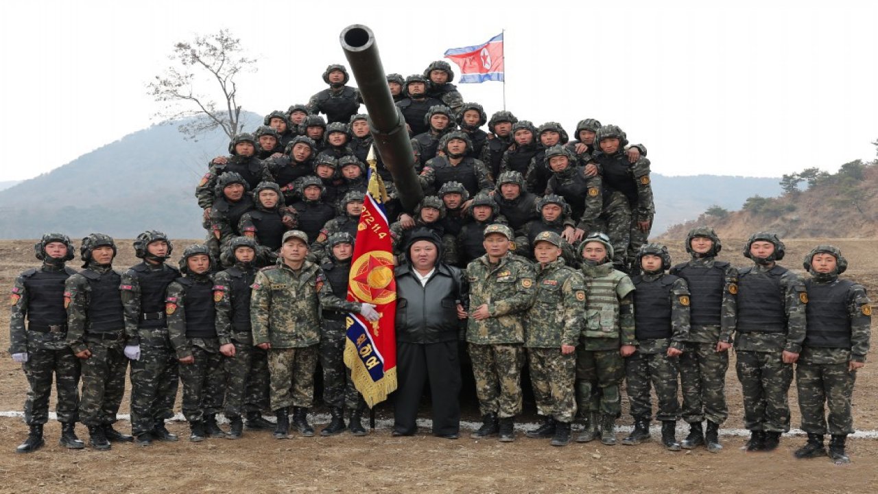 Kuzey Kore Lideri Kim Jong-un yeni tankı test etti