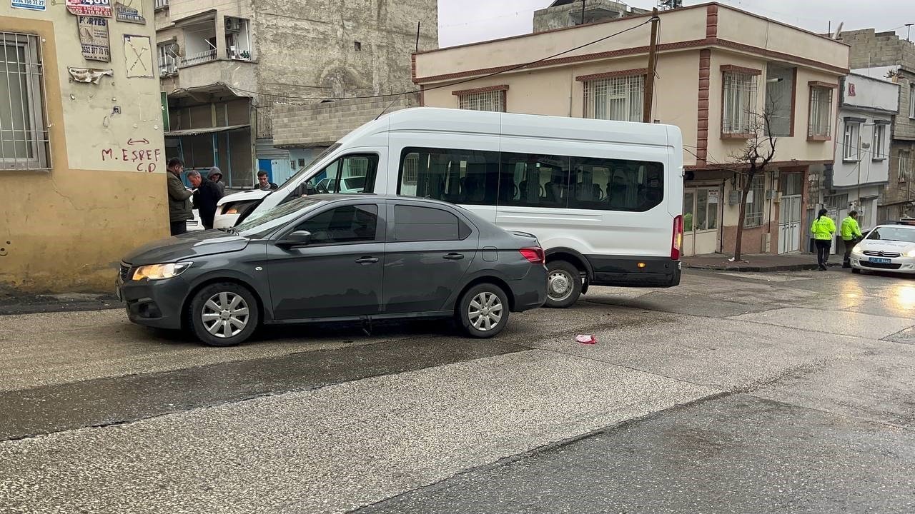 Gaziantep'te işçi servisi ile otomobil çarpıştı: 3 yaralı