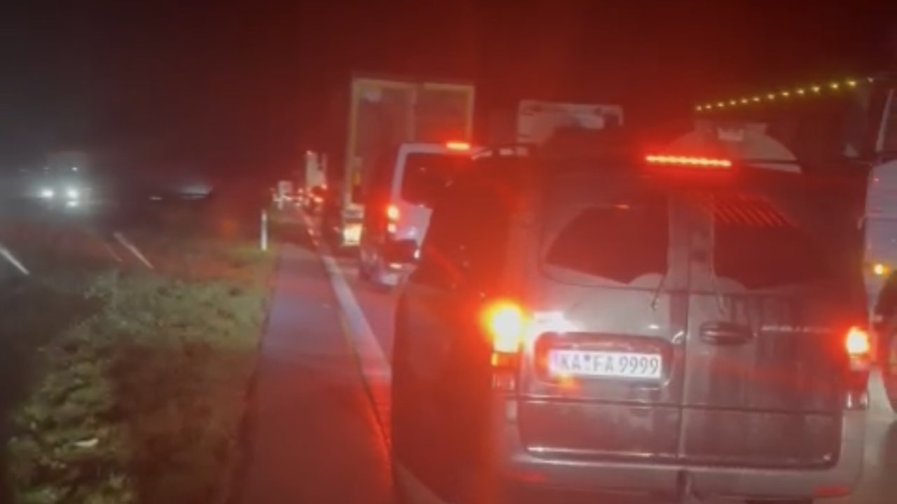 Son dakika! Gaziantep Nurdağı Adana yolu nedeni bilinmeyen şekilde tıkandı! Sürücüler mağdur oldu!