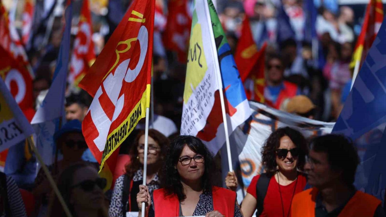Fransa'da İşçiler Eylemde! Fransa’da kamu çalışanları zam talebiyle greve gitti