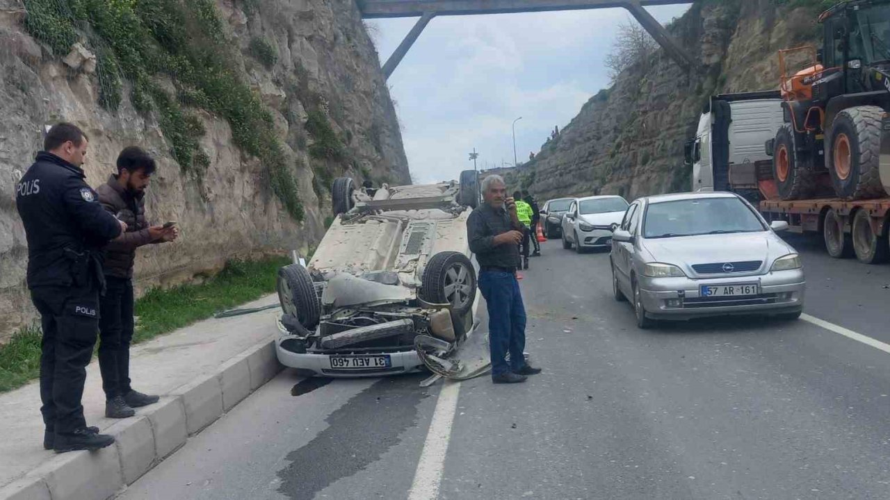 Şanlıurfa Gaziantep karayolunda devrilen otomobilin sürücüsü yaralandı