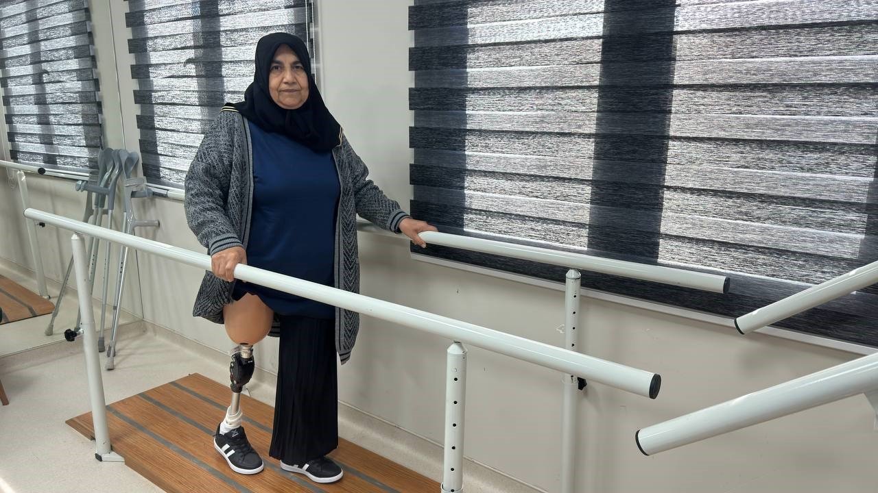 Depremde eşini ve sağ bacağını kaybeden kadın Gaziantep'te protezine kavuştu
