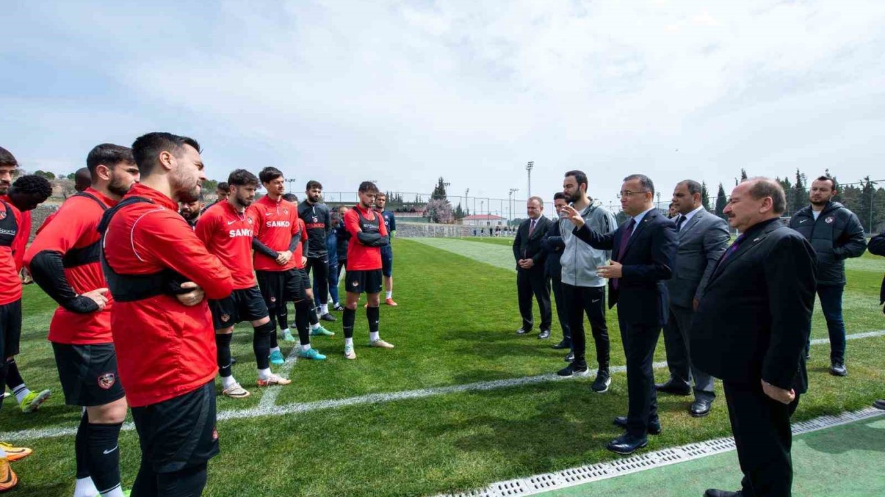 Vali Çeber’den Gaziantep FK’ya moral ziyareti